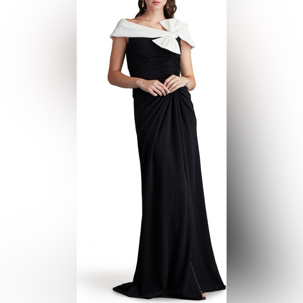 Tadashi Shoji
Bow Detail Colorblock Gown - Picture 6 of 11